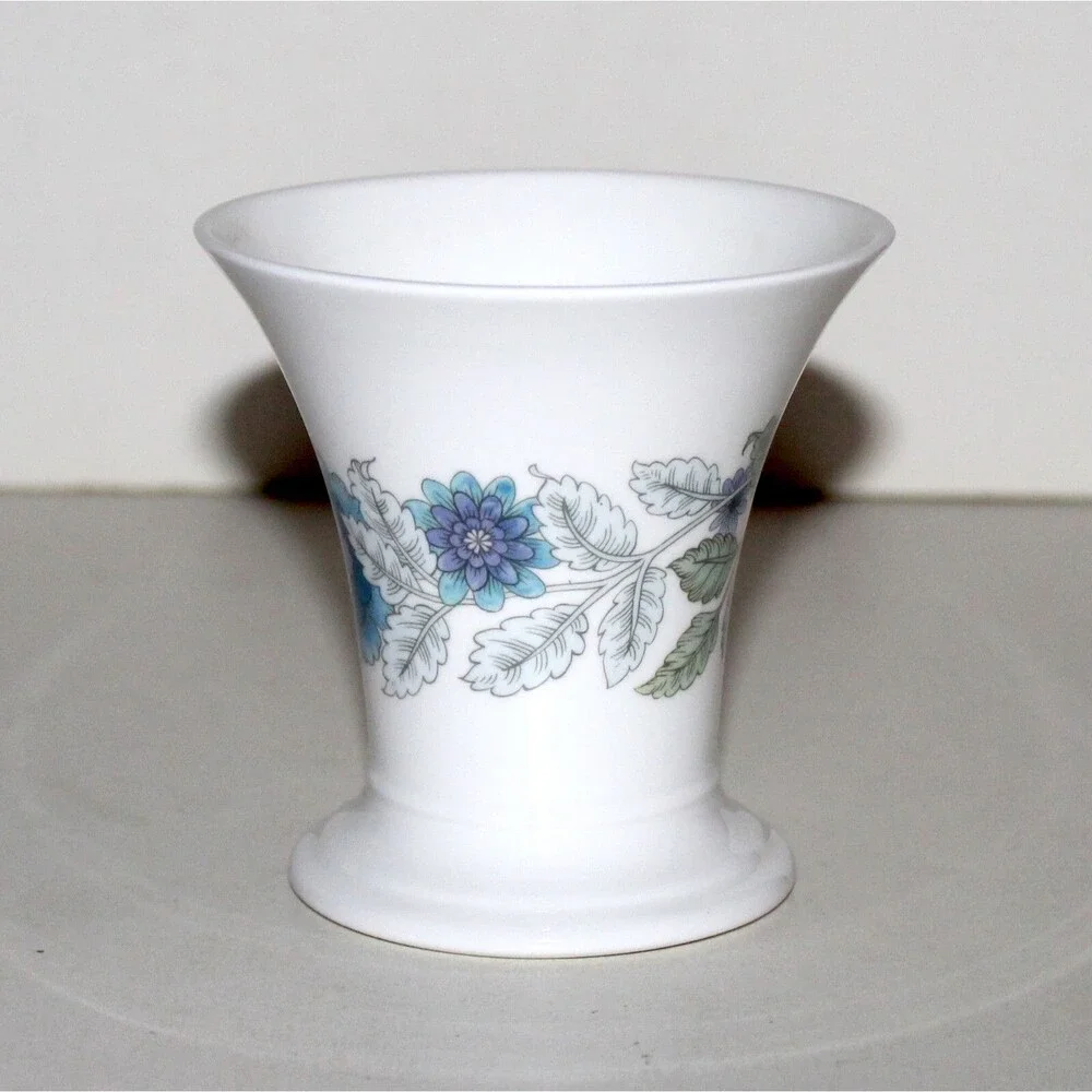 Vintage Vase Wedgwood Clementine UK China white blue porcelain flowers England